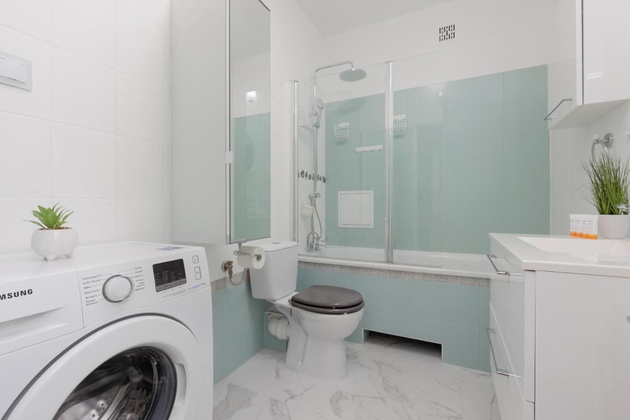 Studio Bielany With Home Office Near Metro Station By Noclegi Renters Варшава Екстериор снимка
